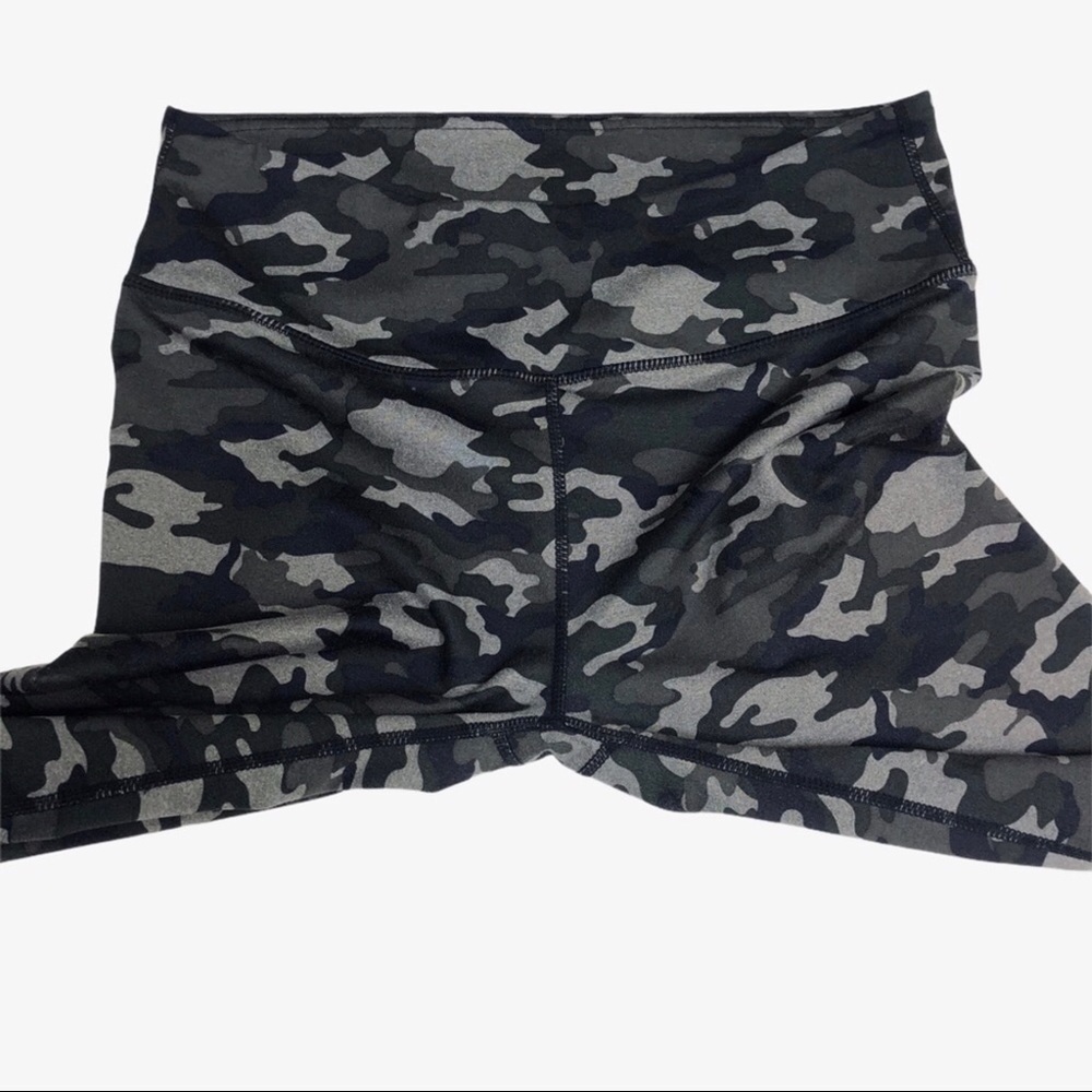 Fabletics Lima Capri Cropped Leggings Green Camo Size Small Activewear Mid Rise - Picture 7 of 7